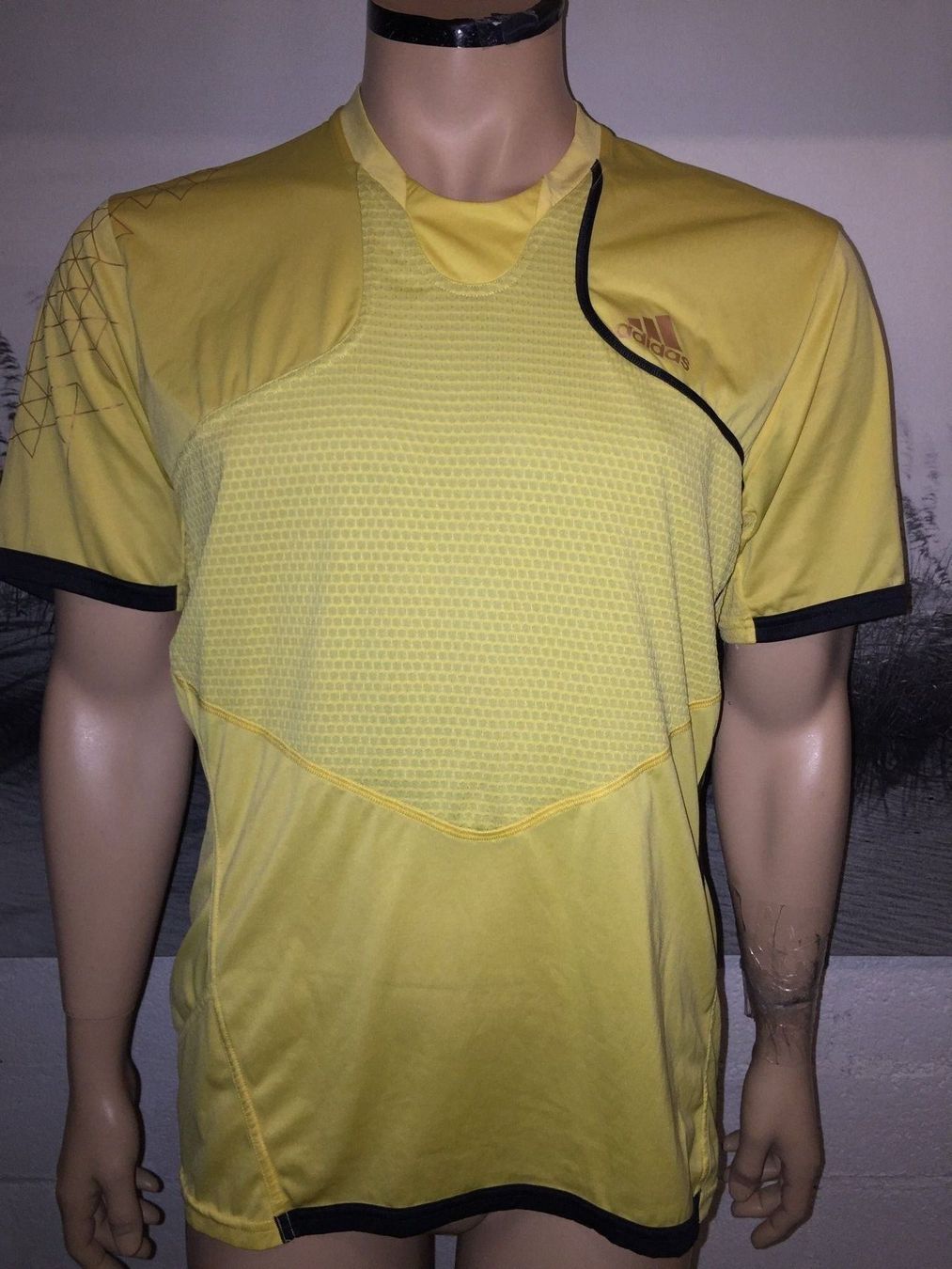Adidas T-shirt: ADIDAS Shirt taille / Grosse M – Usato da Cossonay-ville venduto da Super-Price-Quality