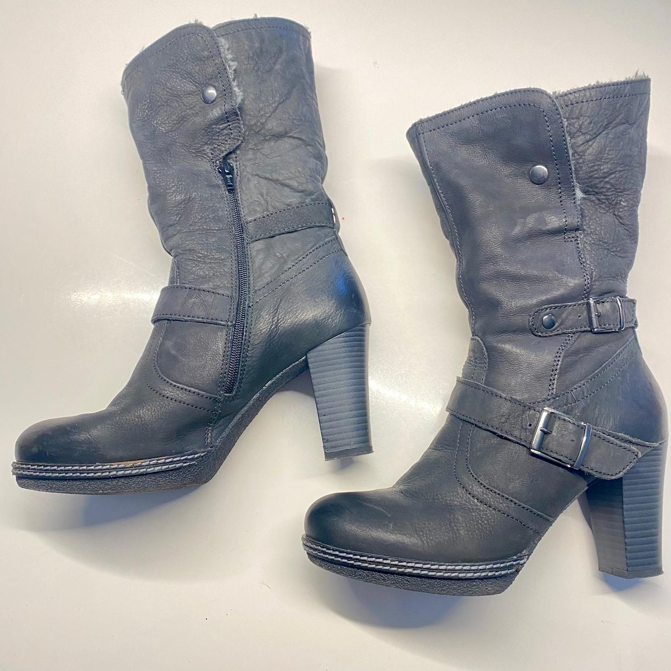 Scarpe da donna: Schwarze Winterstiefeletten mit Absatz, Grösse 39 – Usato da Krauchthal venduto da SamsPuce 3