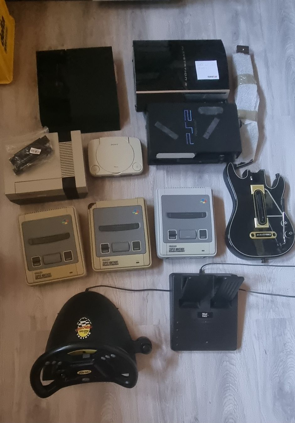Nintendo Konsolen: Retro Gaming Consoles and Accessories Bundle, defective  ! – Defekt aus Allschwil von NDSS9483