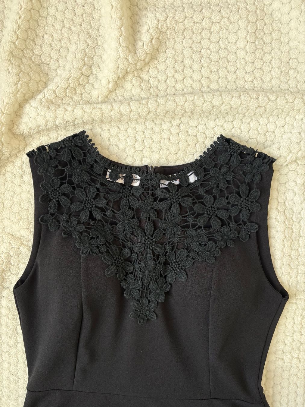 Wal G. Kleider: robe noire avec col brodé fleurs – Gebraucht aus Sorens von ma.stlz 1