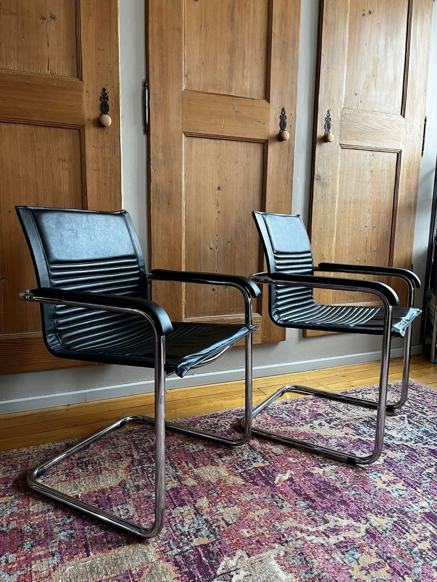 Stühle: 2 chaises noires style Freischwinger – Gebraucht aus Murten von noemiei
