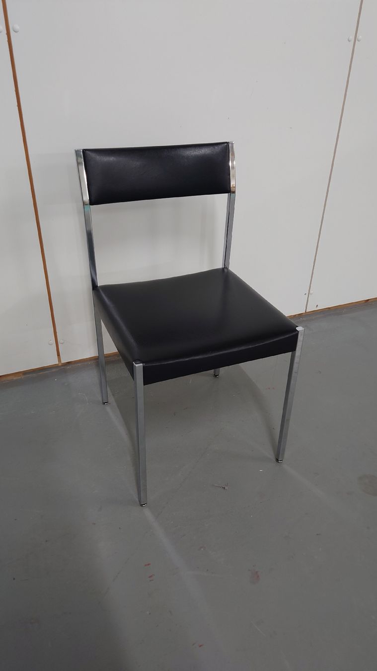Sedie: Schicker Stuhl mit Kunstlederbezug, Metallgestell – Usato da St. Gallen venduto da Second-Life