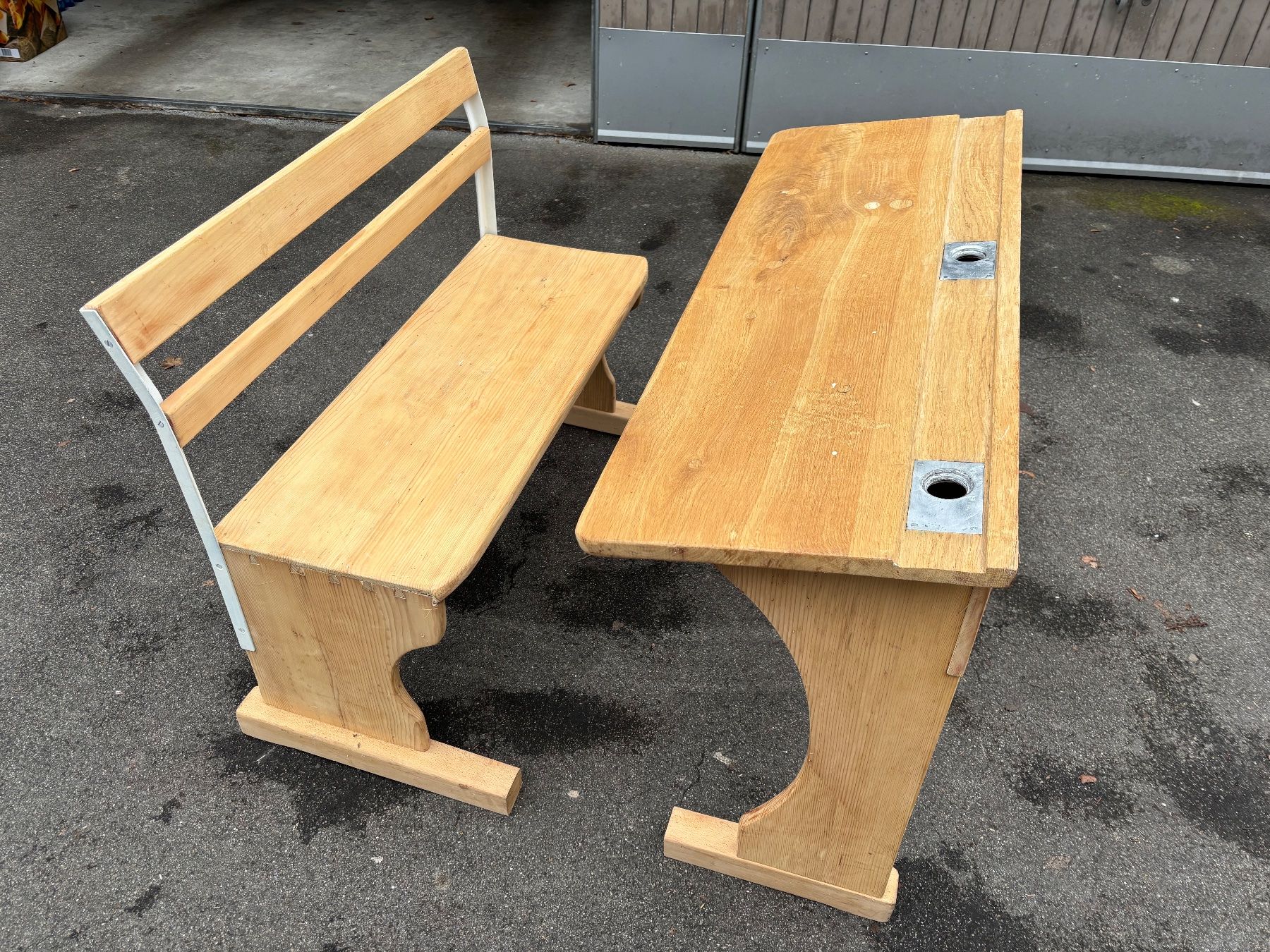 Scrivanie: Alte Schulbank / Pult mit Sitzbank – Usato da Romanshorn venduto da Krischan