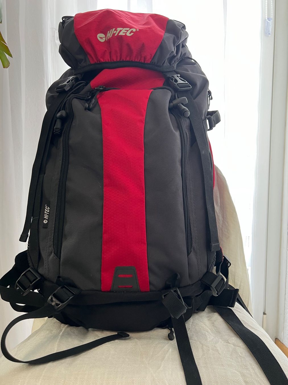 Hi-Tec Zaini: Rucksack HI-TEC. – Usato da Langenthal venduto da langenthal333 5