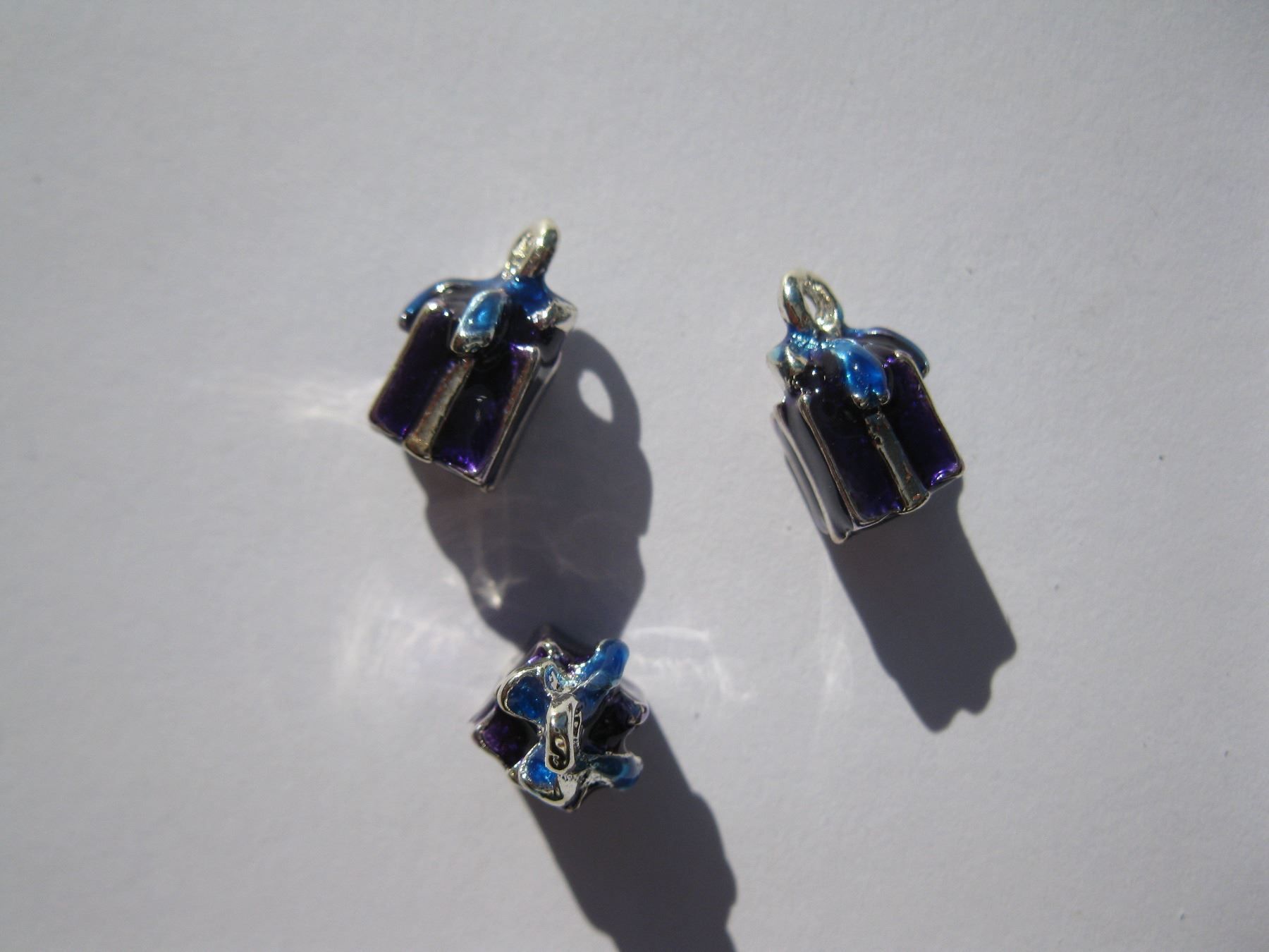 Perle (finte): 2 Anhänger Geschenk 3D, versilbert, violett – Nuovo e nell'imballaggio originale da St. Margarethen TG venduto da LuanaKa 1