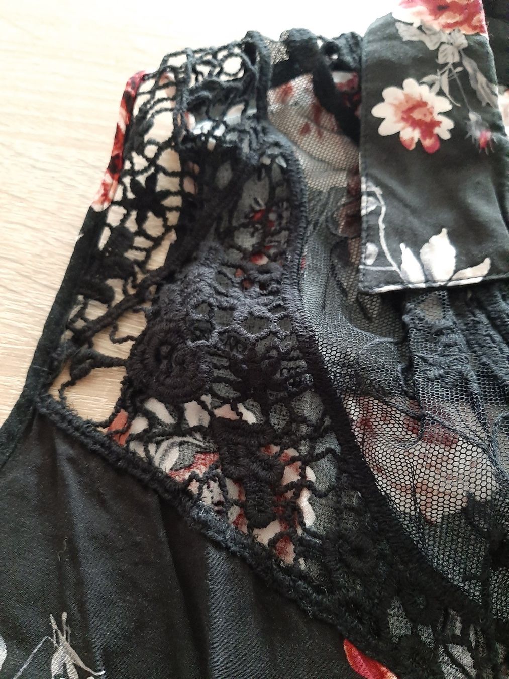 Blusen: Ärmellose Bluse transp. Einsatz, mit Blumenmuster, ca. Gr. L – Gebraucht aus Menziken von Rien1 5