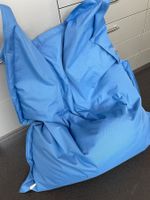 grosser Sitzsack blau formbar, Quadratkissen gefüllt