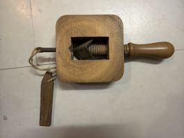 Antiker Nussknacker aus Holz mit Schraubgewinde 