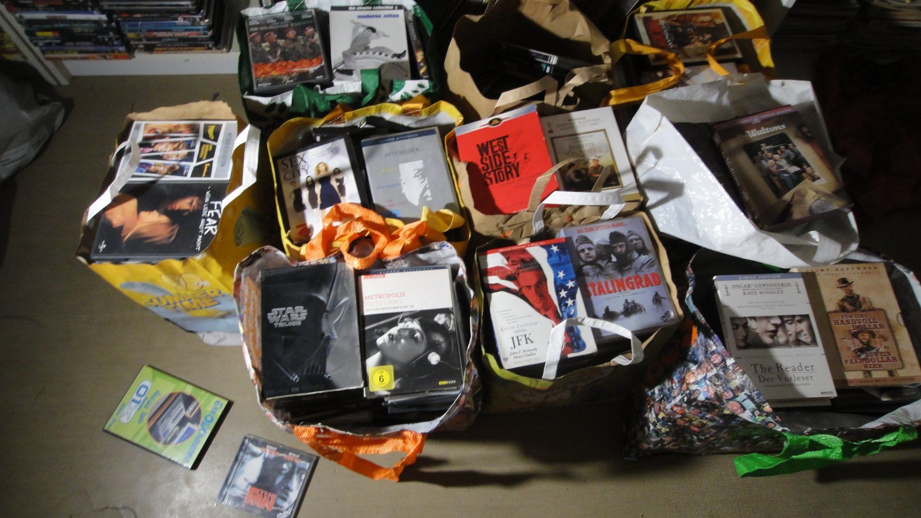 Tutti i DVDs: zehn säcke voller dvds – Usato da winterthur venduto da Sdhkk