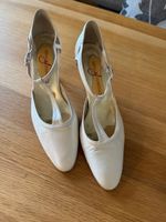 Brautschuhe und passende Tasche