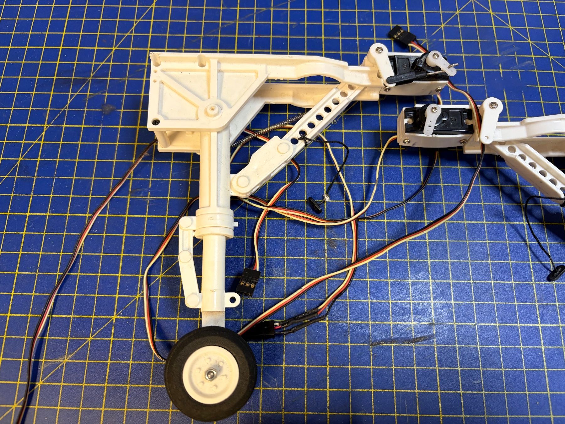 RC Modellbau: Fahrwerk Modellbau 3 Stk mit Servos – Gebraucht aus Glattbrugg von Olio7 3