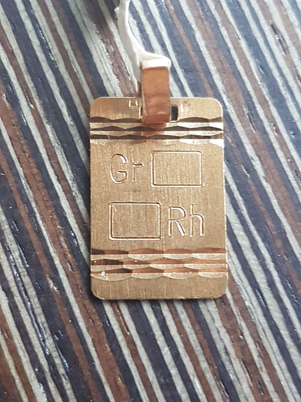 Ciondoli: Satinierter Bluttgruppen Anhänger 18Kt. – Nuovo (secondo la descrizione) da Unterägeri venduto da Altgoldschmuck