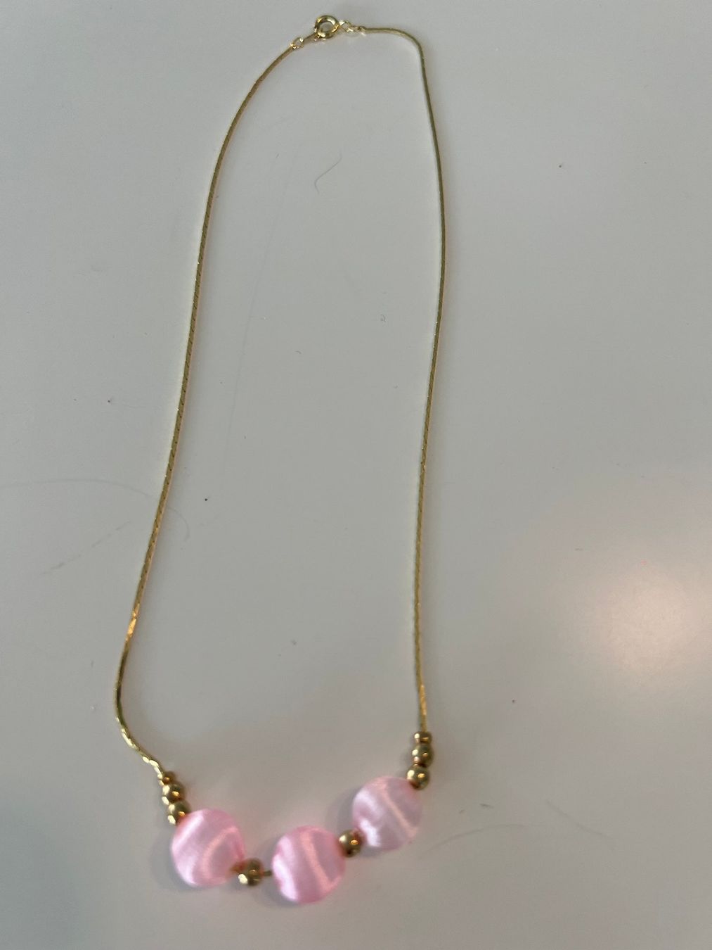 Ketten: Wunderschöne Halskette mit 3 kleinen rosa Kugeln – Neu (gemäss Beschreibung) aus Horgen von Esterina