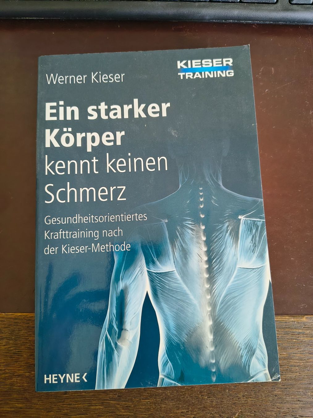 Libri: Buch "Ein starker Körper" von Kieser – Nuovo (secondo la descrizione) da Bülach venduto da uba_p272