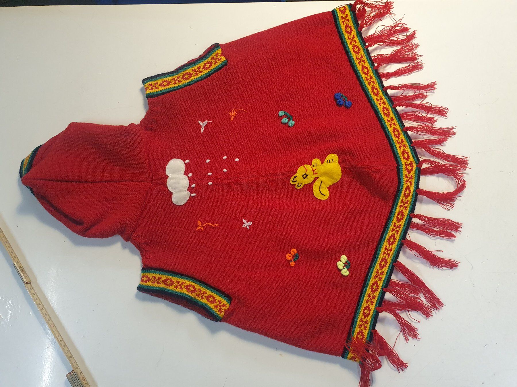 Maglioni & Felpe: Kinderponcho rot mit Natursujets – Usato da Zürich venduto da loosebone 8