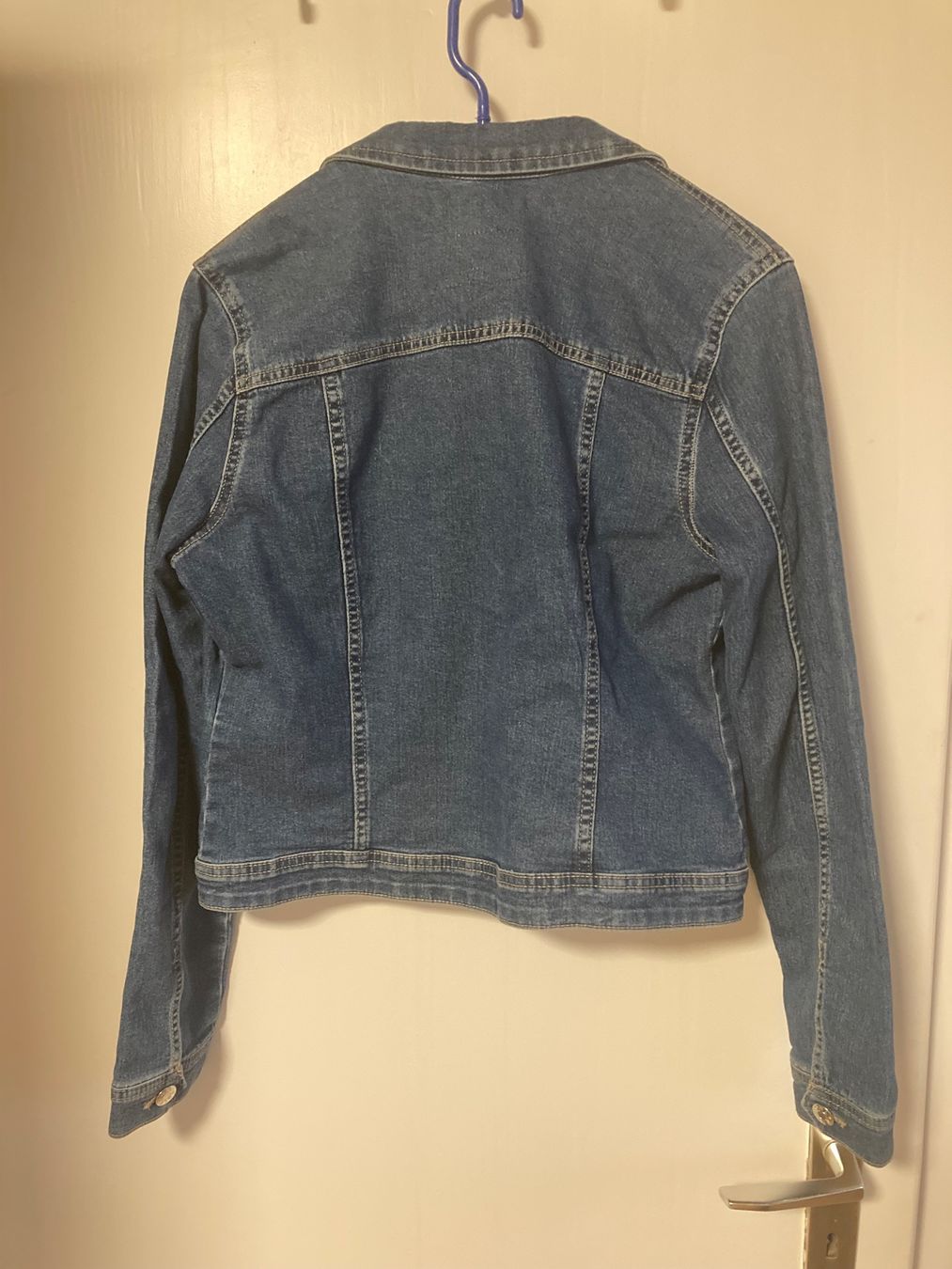 Only Jacken: Only Jeansjacke mit Elastan M – Gebraucht aus Seewis Dorf von reddragon02 1