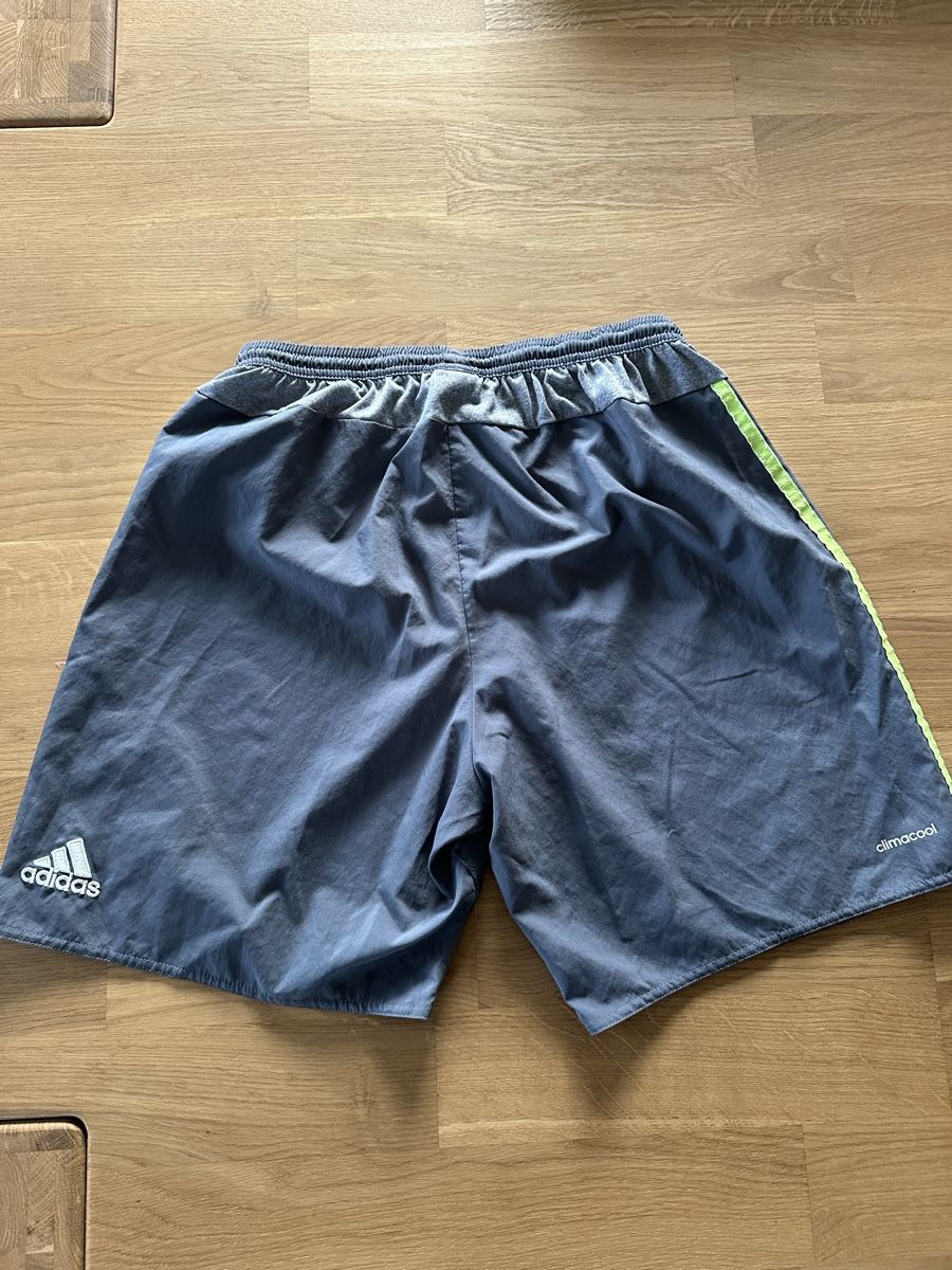 Adidas Pantalons: Short Adidas Real Madrid Climacool Taille M – D'occasion à Boécourt par Mv898 1