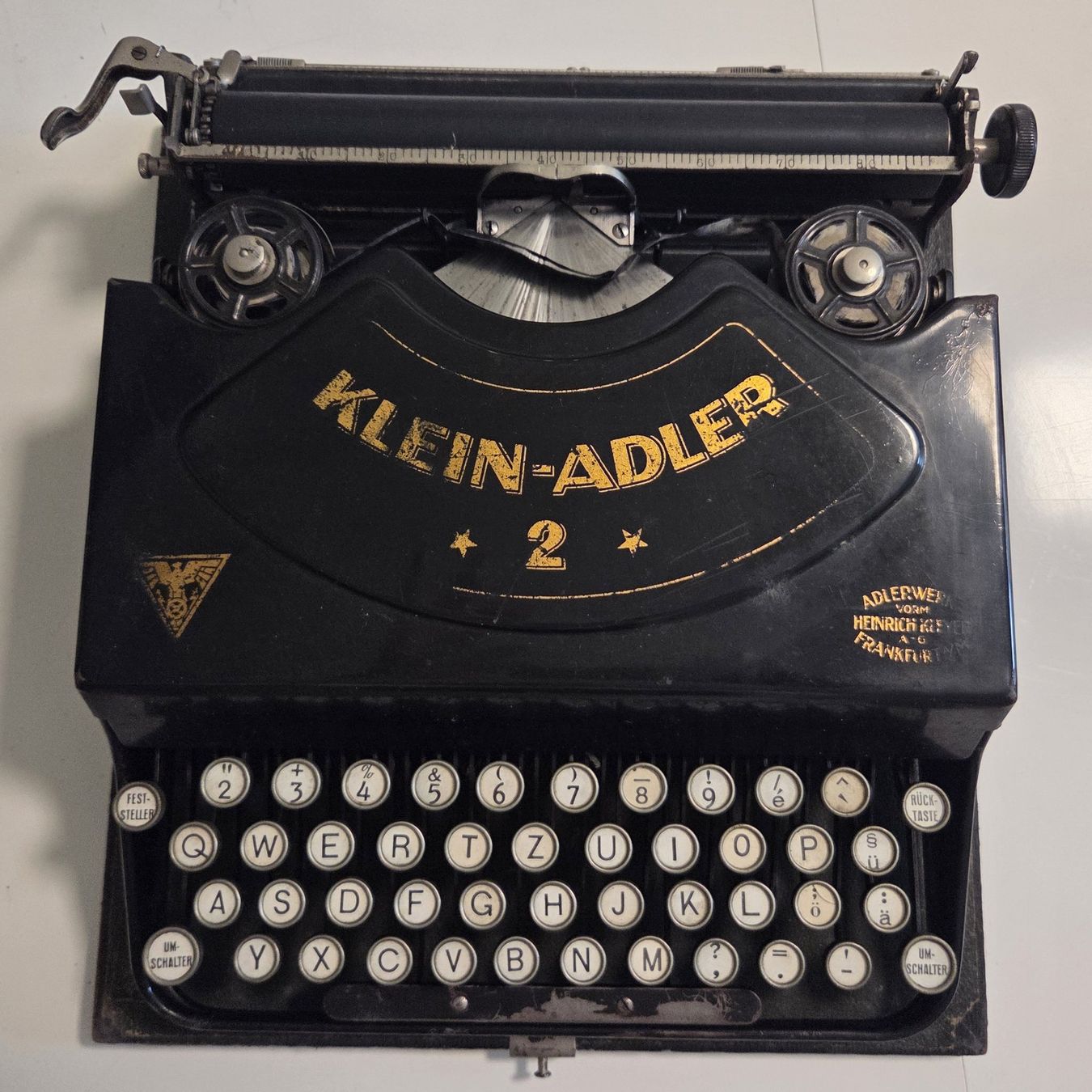 Adler Macchine da scrivere: Klein Adler 2, schreibmaschine mit Koffer – Usato da Bonstetten venduto da Leinadits 1