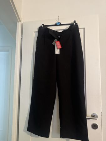 Schwarze Stoffhose – Neu mit Etikett, nie getragen