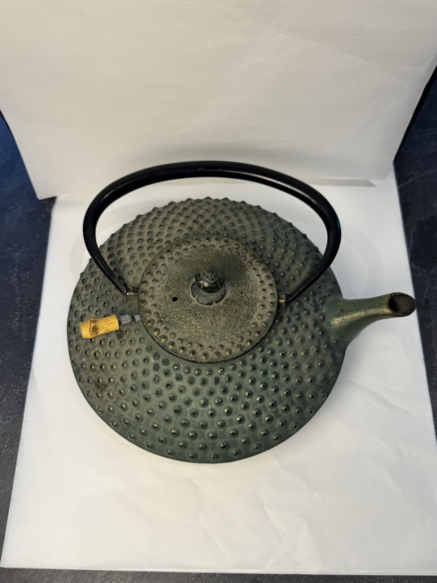 Teekannen: Théière japonaise ancienne en fonte Tetsubin vintage  – Gebraucht aus Vevey von Jeremycjm