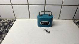 Spardose blau Metall mit Griff und Schlüssel.