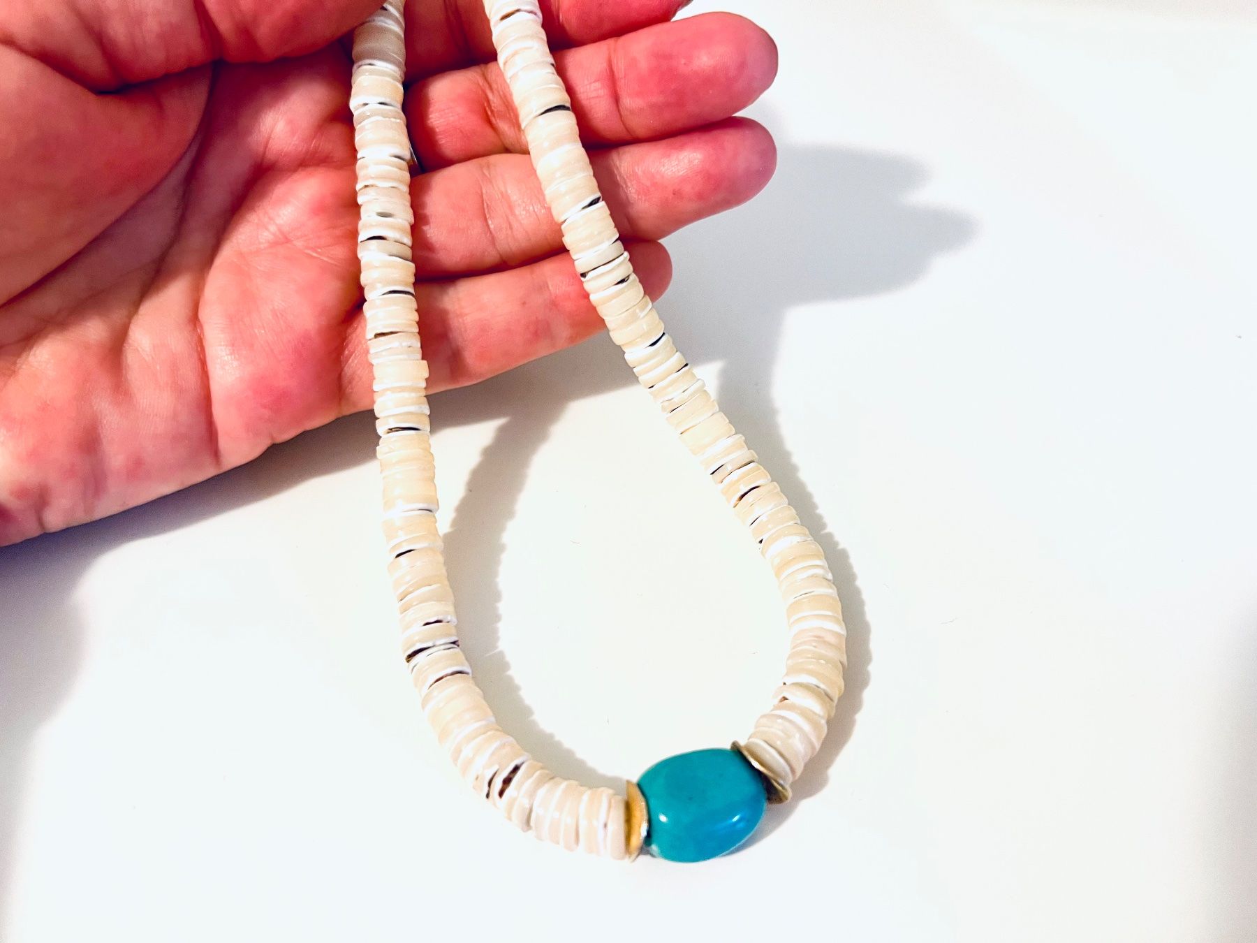 Colliers: Turquoise & Pukka Shell Necklace - Gold Plated Silver – Neuf avec emballage d'origine à Rüschlikon par ThereseJewelryDesign 3