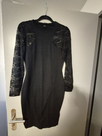 Schickes, schwarzes Kleid mit Spitze - Grösse M