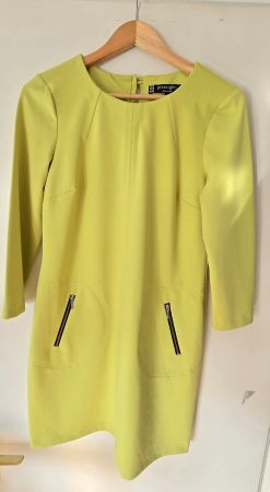 Schönes, hellgrünes Kleid mit Reissverschlüssen, Grösse 38.