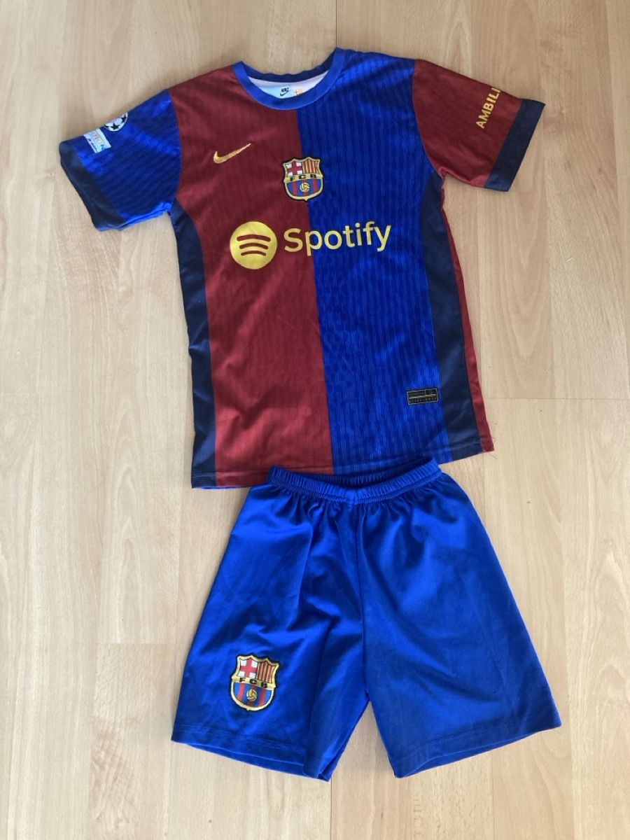 FC Barcelona Scarpe, pantaloni & magliette da ginnastica: FC Barcelona Kinder Trikot Gr. 140 – Usato da Römerswil LU venduto da sandra1605