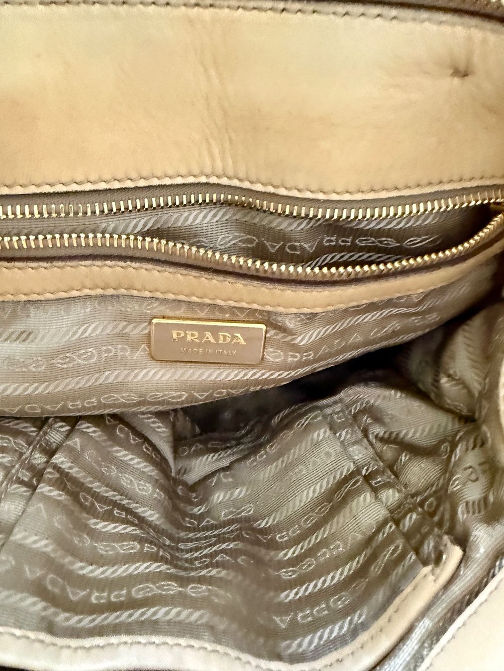 Prada Taschen für Damen: Prada Nappa Gaufré Tasche – Gebraucht aus Zürich von ele_cj6q 5