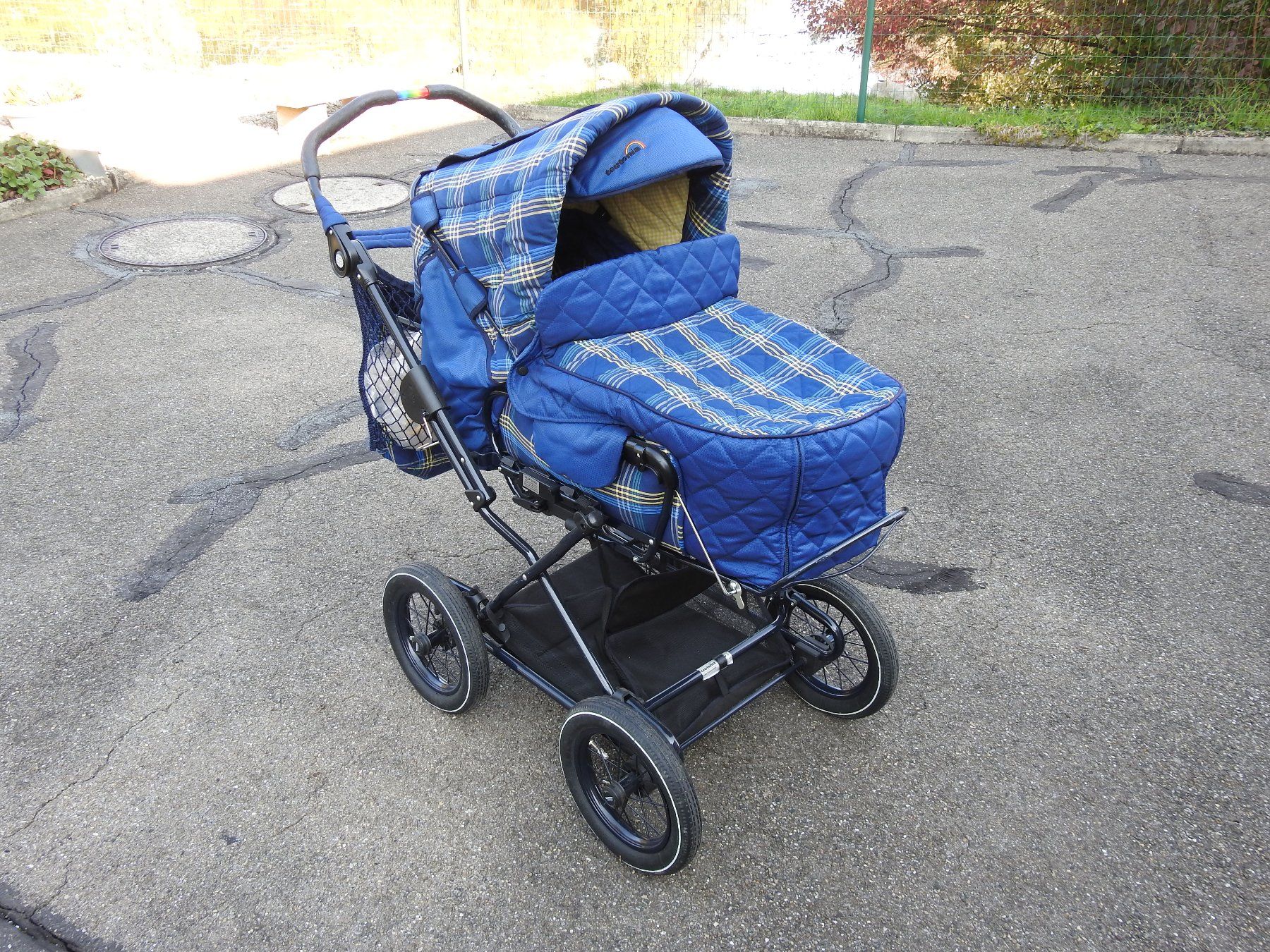 Carrozzine: Kinderwagen mit Zubehör – Usato da Neftenbach venduto da Neftisale
