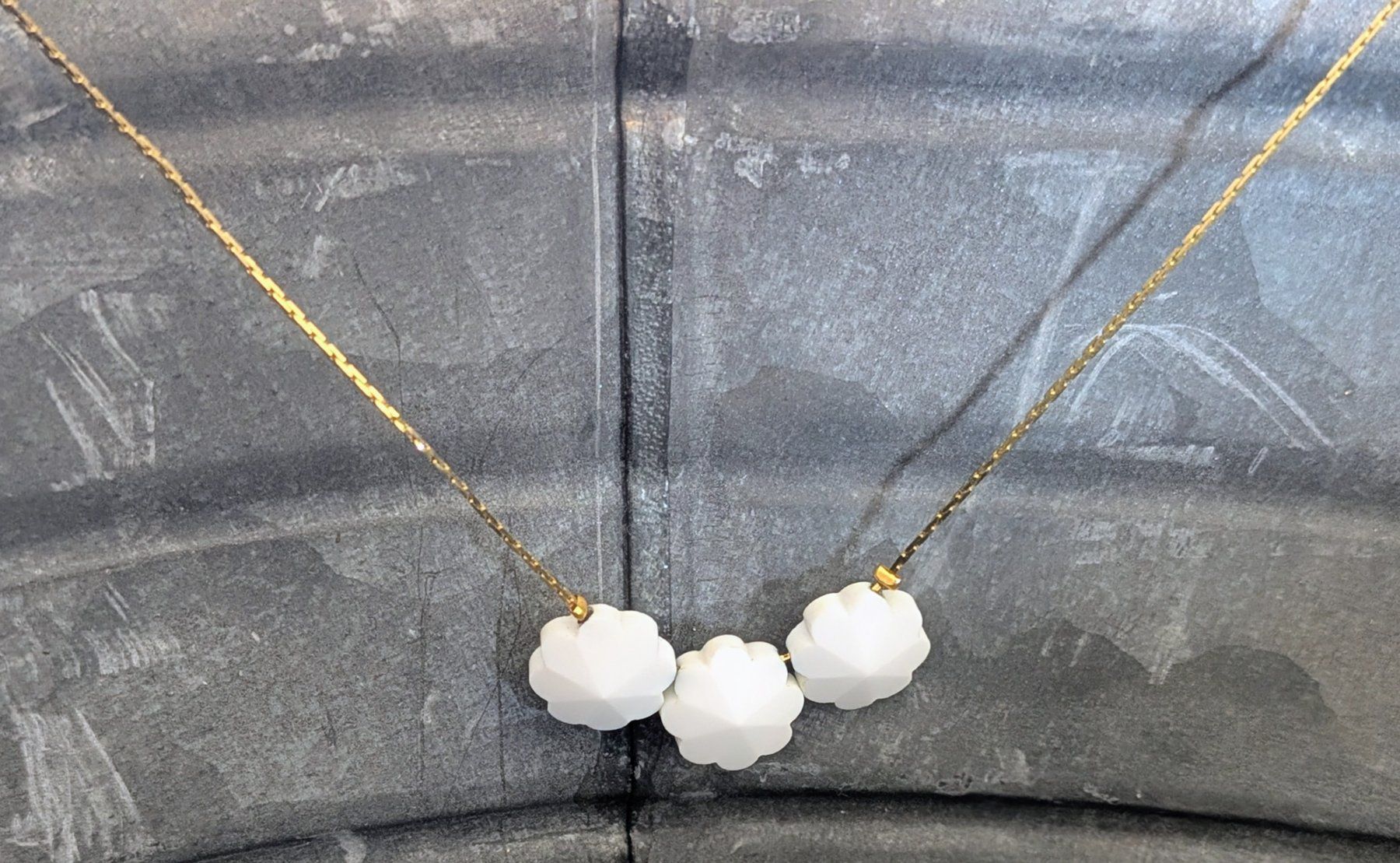 Catenine: Collier de fleurs blanches – Usato da Genève venduto da qxx_8css 1