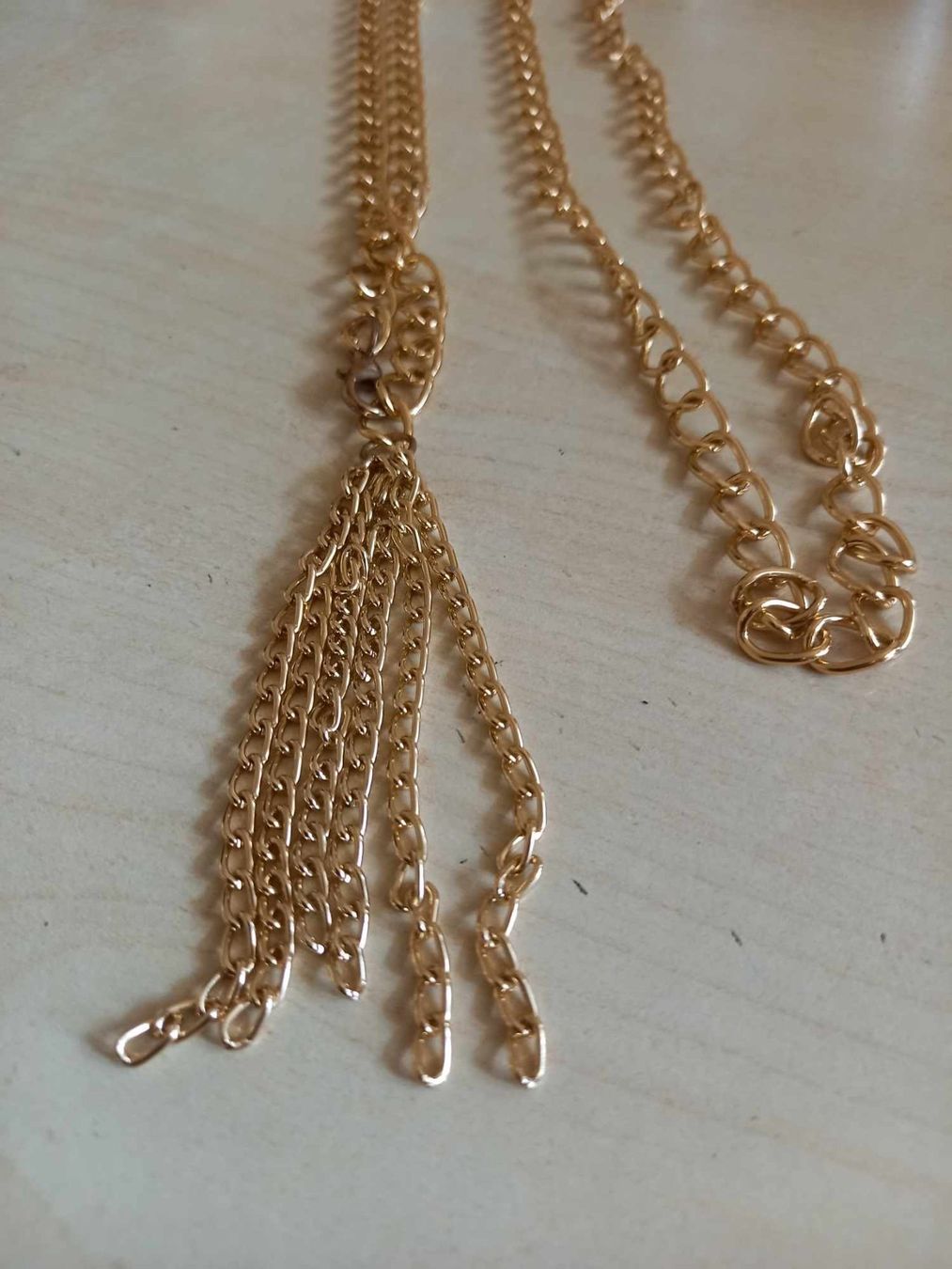 Catenine: Hals-Kette lang goldfarben mit Anhänger – Usato da Möhlin venduto da Simba4871