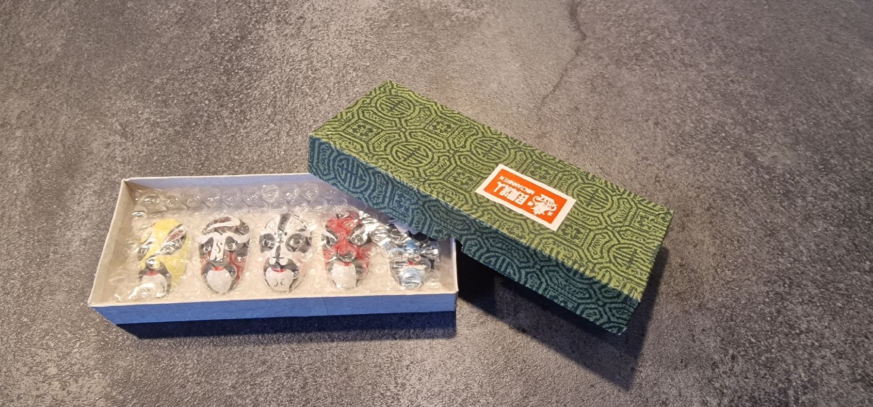 Arte internazionale: 5 masque miniature – Nuovo e nell'imballaggio originale da Moutier venduto da ste_z7jz 1