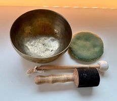 Klangschale mit grünem Kissen, Klöppel und Schlägel