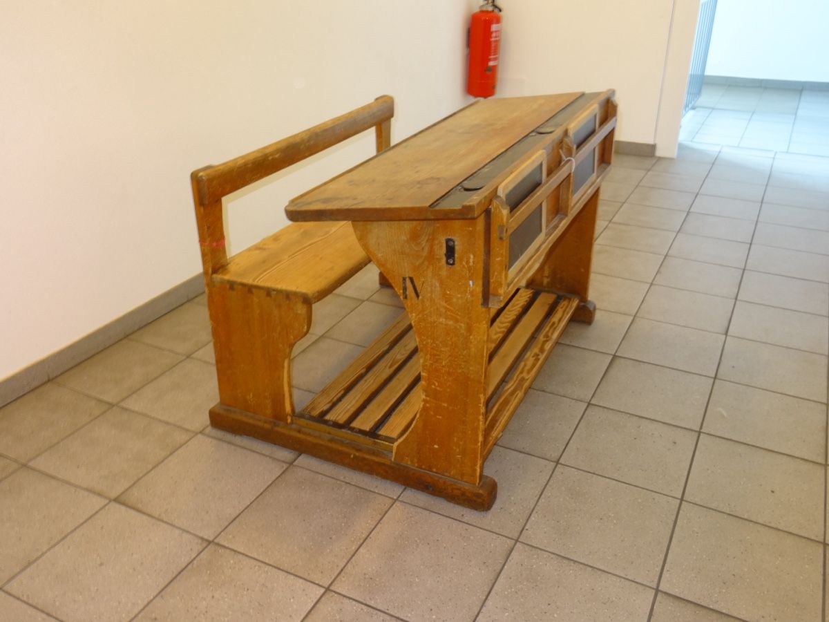 Scrivanie: Schulpult antik – Usato da Basel venduto da Do-Winkel 1