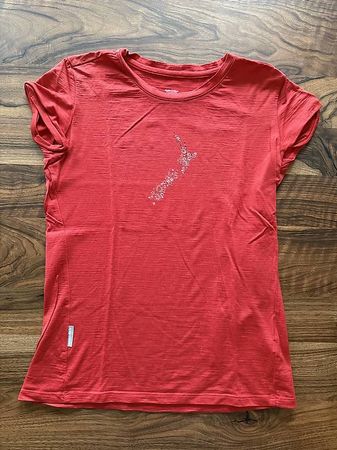 Icebreaker Merinoshirt 200 rot Gr. S aus Neuseeland