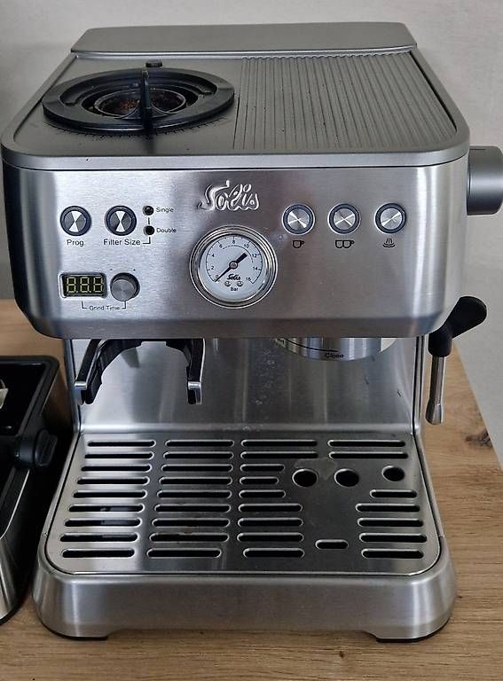 Solis Macchine per caffè & Macchine per espresso: Espresso Maschine - Solis Grind & Infuse Perfetta silber – Usato da Fischbach-Göslikon venduto da SeS.