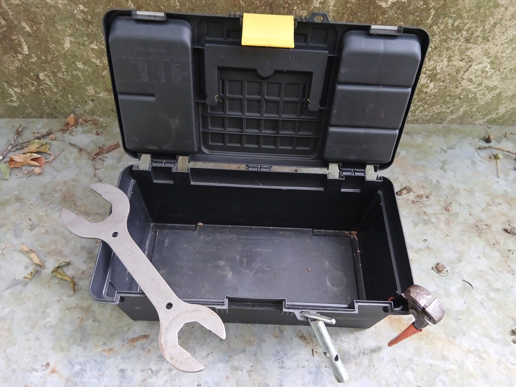 Tous les outils: TOOLBOX pvc 38x21x16cm – D'occasion à Pfäffikon SZ par Marcus_Aurilius