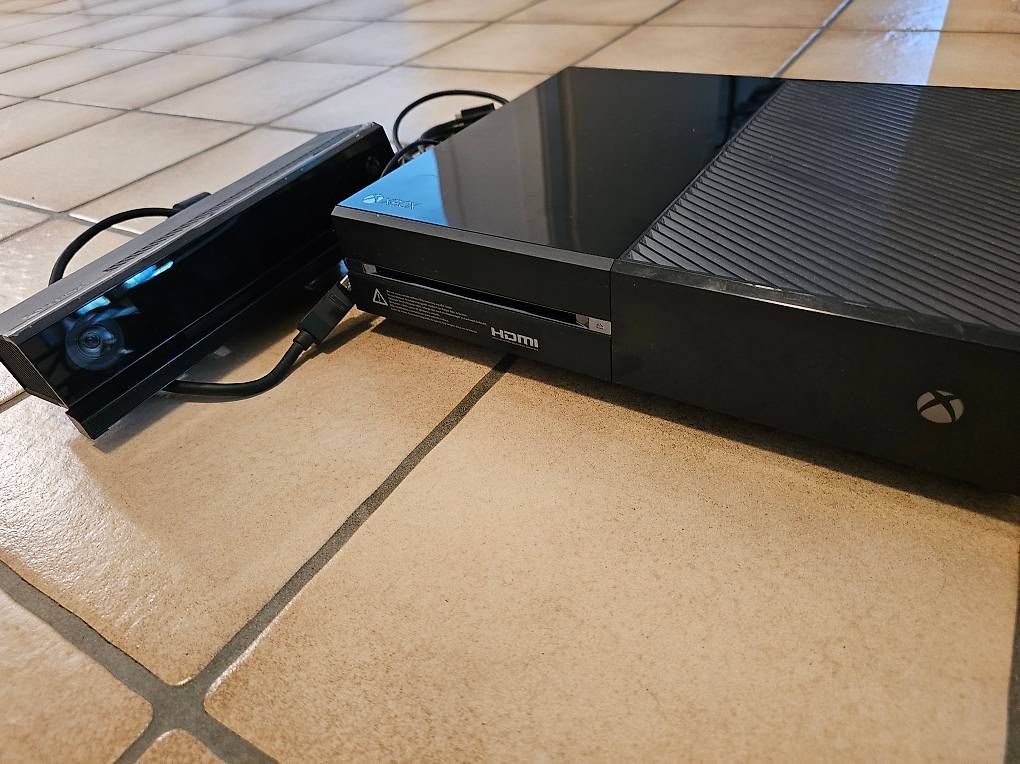 Consoles: Xbox One Bundle (500GB) + Kinect + 2 Controller + 19 Spiele – D'occasion à Birr par Zalaija 2