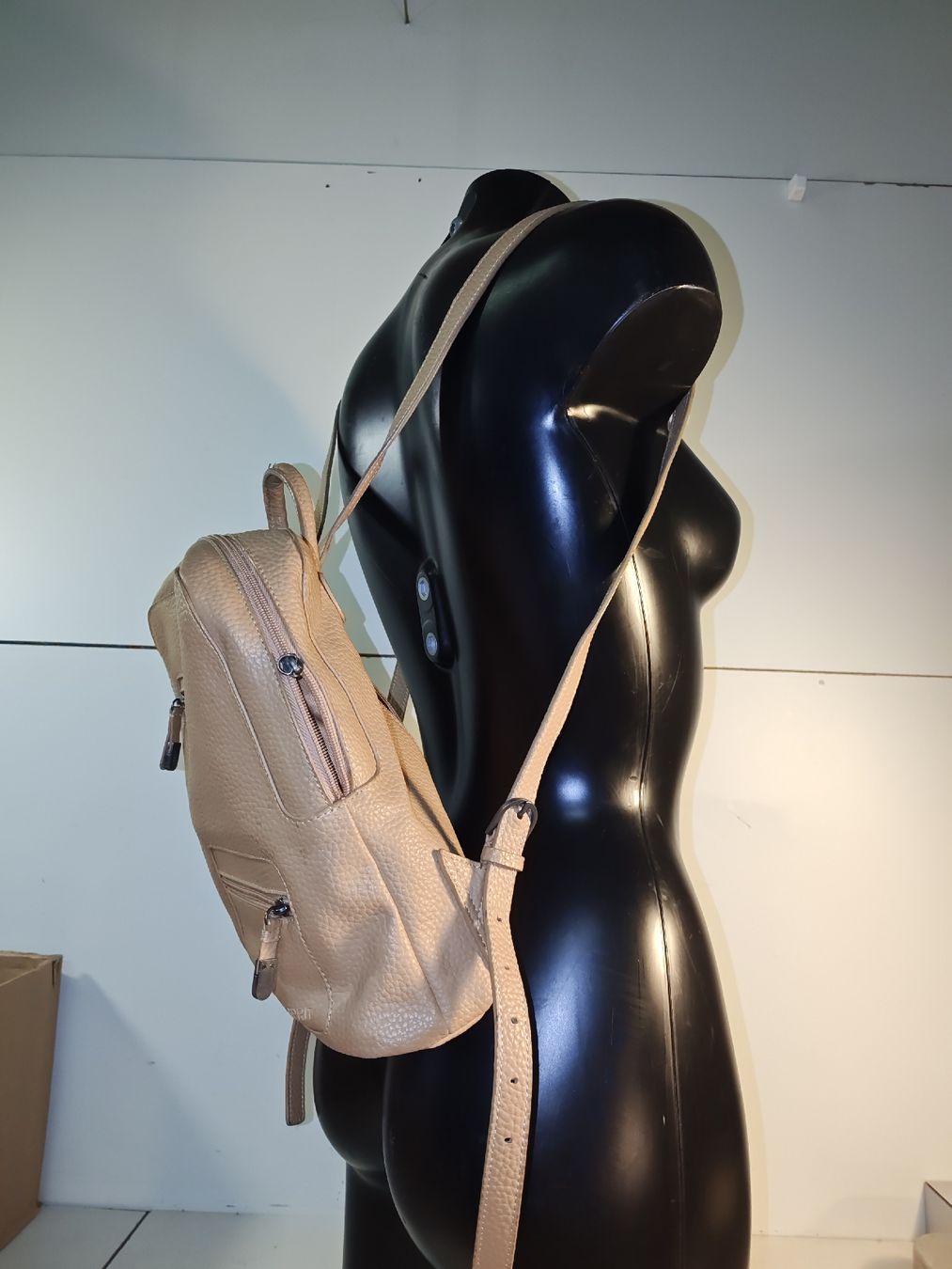 Esprit Rucksäcke: Rucksack von Esprit in beige, Lederimitat. (nov459) – Gebraucht aus Künten von Schnaepplihuus 1