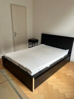 schwarzes IKEA-Bettgestell mit Schubladen