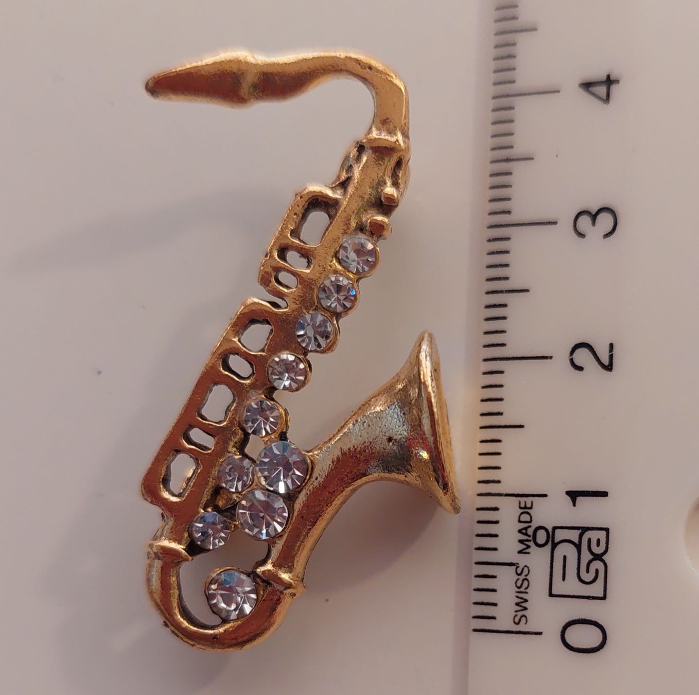 Spille & Fermagli: Goldfarbene Jazz Saxophon Brosche mit Strass – Nuovo (secondo la descrizione) da Oberwil BL venduto da Hunajakakku 8