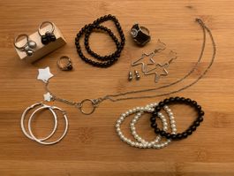 Schwarzes Set aus Modeschmuck, Ringen und Ohrringen