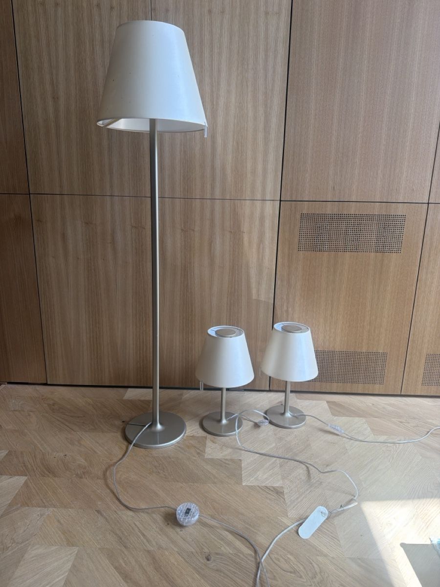 Artemide Lampade: Artemide Steh- und 2 Nachttischlampen-Set – Usato da Pfaffhausen venduto da NFIZH
