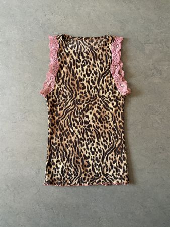 Top Leo-Muster mit rosa Spitze