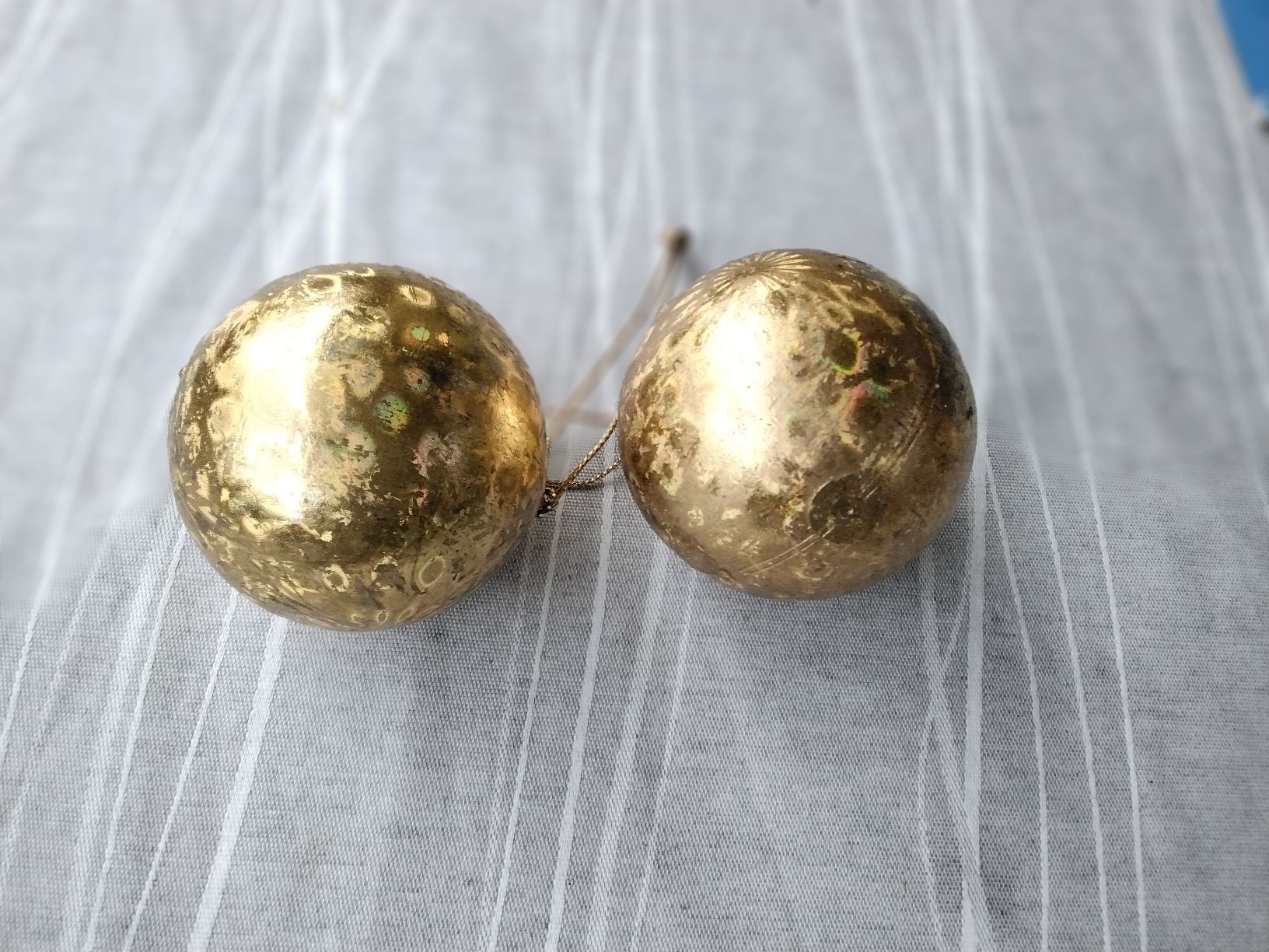 Alle Dekorationen: 2 GOLDENE WEIHNACHTS KUGELN – Gebraucht aus Biel/Bienne von dasi3 2