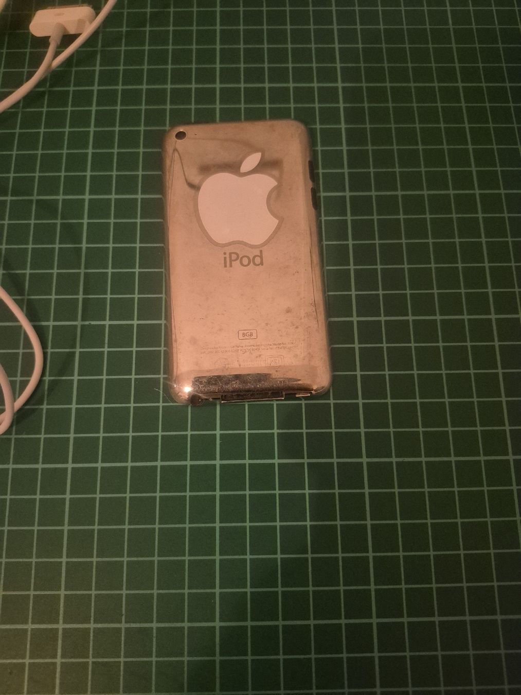 Apple Lettore multimediale portatile: iPod Touch 4th Generation - Perfect for Summer Tunes! 8GB – Usato da Meyrin venduto da Retro-GZ 1