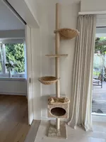 Deckenhoher Katzenkratzbaum beige mit Liegemulden