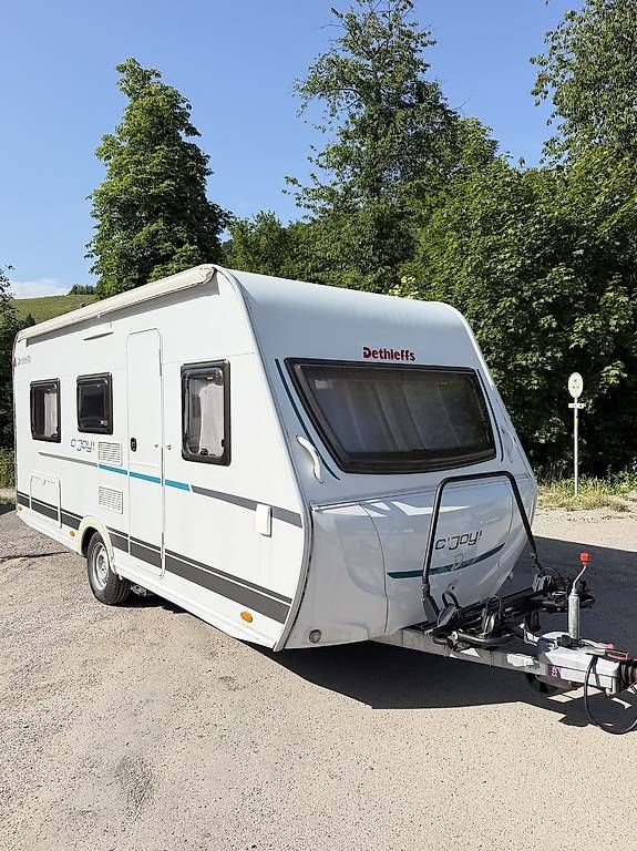 Veicoli da campeggio: Wohnwagen Dethleffs CJoy 460 LE ab MFK Mover Markise  – Usato da Regensdorf venduto da Clauko